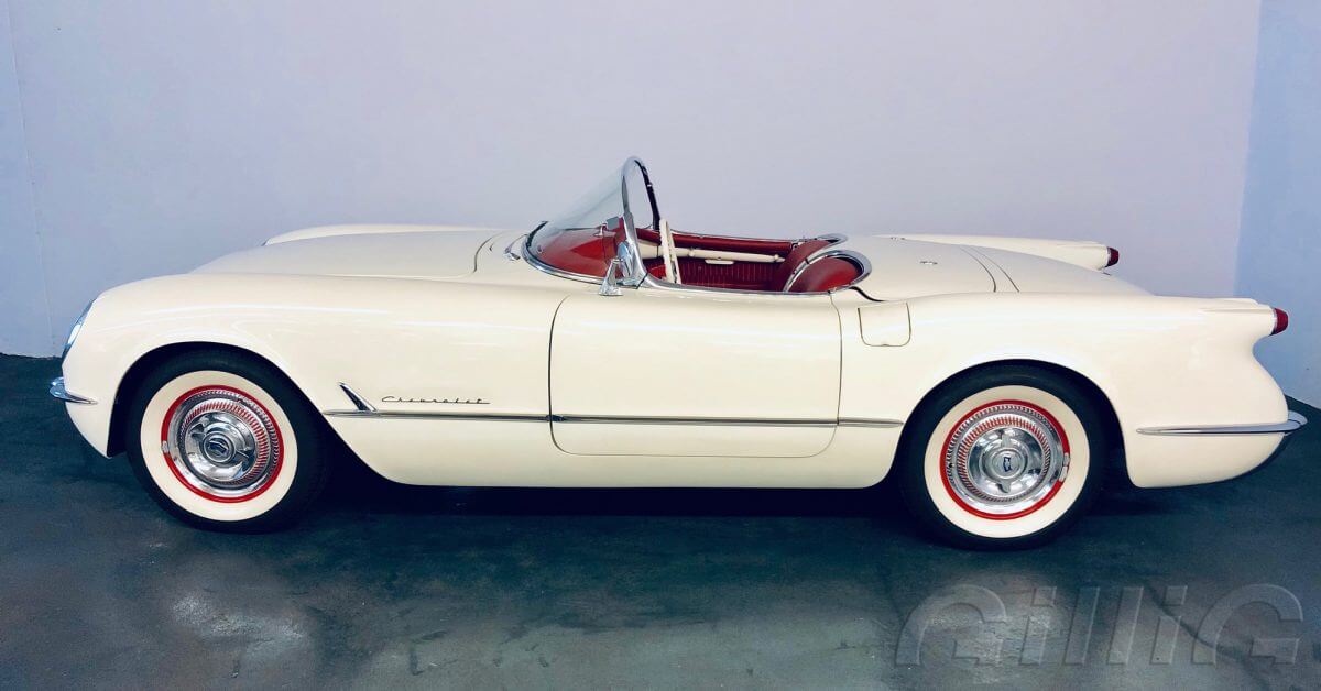 Dieses Foto zeigt das Corvette C1 Cabriolet, einen Oldtimer aus dem Jahr 1954, der aktuell bei My Next Classic zum Verkauf angeboten wird. Die Corvette wurde in 2010 von dem Corvette-Spezialisten Greg Wyatt komplett restauriert. Das vorliegende Wertgutachten bescheinigt ihr die Note 1-. Das Cabrio hat einen 6-Zylinder Reihenmotor mit 118 kw. Es handelt sich um eine echte Rarität und ein gesuchtes Sammlerstück.