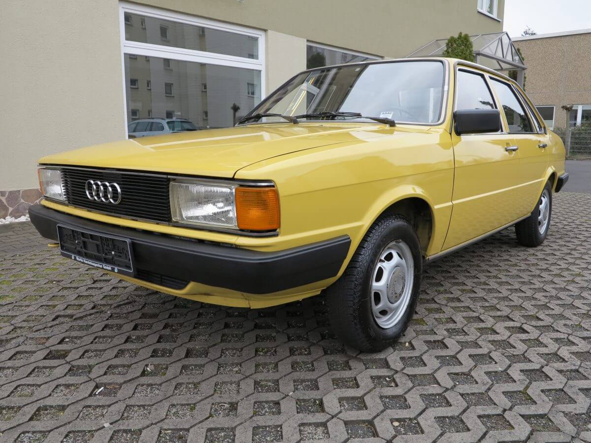 Dieses Foto zeigt den Audi 80 B2, einen Oldtimer aus dem Jahr 1981, der aktuell bei My Next Classic zum Verkauf angeboten wird. Es handelt sich um ein Rentnerfahrzeug in Originalzustand, aus erster Hand und mit dokumentierter Historie.