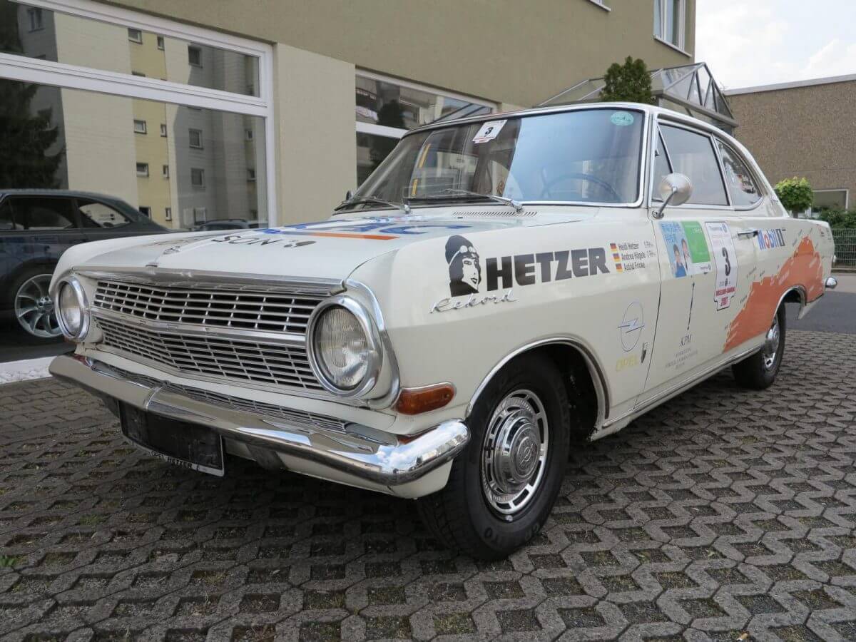 Dieses Foto zeigt das Opel Rekord A Coupé, einen Oldtimer aus dem Jahr 1964, der aktuell bei My Next Classic zum Verkauf angeboten wird. Das Coupé gehörte der Rallye-Legende Heidi Hetzer, die mit dem Fahrzeug 2007 die 13.000km lange Etappe von Düsseldorf nach Shanghai fuhr. Das Fahrzeug befindet sich in gutem Zustand und ist erst 45.000 km gelaufen.