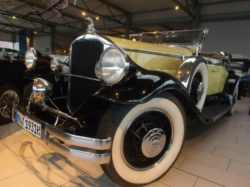 Dieses Foto zeigt den Pierce-Arrow A43 Roadster, einen Oldtimer aus dem Jahr 1931, der aktuell bei My Next Classic zum Verkauf angeboten wird. Es handelt sich um einen seltenen, exklusiven Sportwagen aus einer Sammlung. Er verfügt über einen V8 Reihenmotor und ist erst 16.102 km gelaufen.