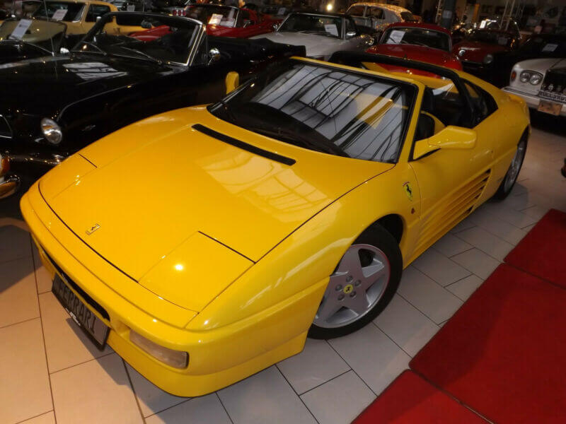 Dieses Foto zeigt den Ferrari 348 TS Targa aus dem Jahr 1992, der aktuell bei My Next Classic zum Verkauf angeboten wird. Der gelbe Ferrari ist im Original-Zustand, sehr gut erhalten, scheckheft-gepflegt, unfallfrei und erst 72.000 km gelaufen.