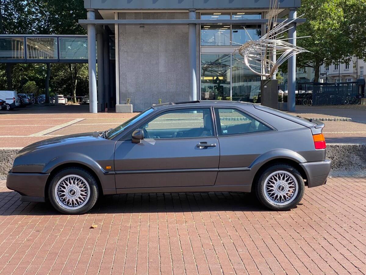 Dieses Foto zeigt den Volkswagen Corrado VR6, der aktuell bei My Next Classic zum Verkauf angeboten wird. Das Fahrzeug ist aus 2. Hand mit Schiebedach, Lederausstattung, BBS-Alufelgen, ABS, Alarmanlage, Klimaanlage u.v.m.