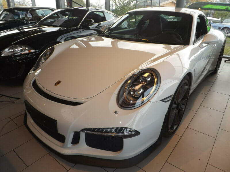 Dieses Foto zeigt den Porsche 991.1 GT3, der aktuell bei My Next Classic zum Verkauf angeboten wird. Das Sportcoupé, Jahrgang 2014, befindet sich in neuwertigem Zustand. Es handelt sich um eine deutsche Erstauslieferung, aus erster Hand und scheckheftgepflegt. Der Porsche wurde ausschließlich von der Porsche-Werksvertretung gewartet und ist erst 43.300 km gelaufen.