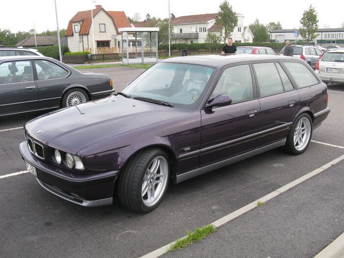 Dieses Foto zeigt einen BMW M5 Touring E34 - eines der Modelle, die ab 2022 als Oldtimer gelten.