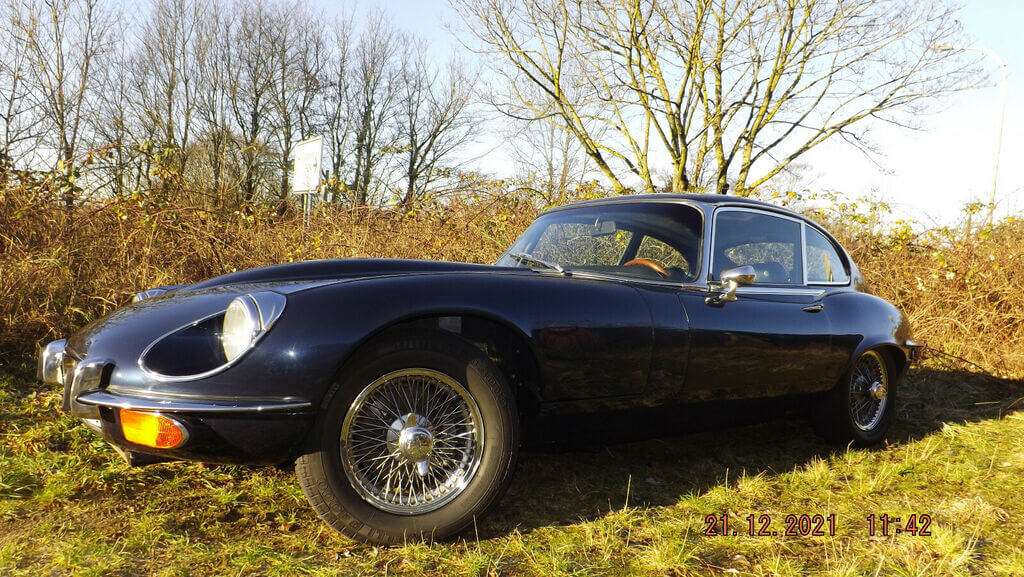 Dieses Foto zeigt das Jaguar E-Type V12 Coupé Serie III, einen Oldtimer aus dem Jahr 1972, der aktuell bei My Next Classic zum Verkauf angeboten wird. Das linksgelenkte Coupé verfügt u.a. über 276 PS, wurde erst 41.861 km gefahren und beeindruckt durch seine tolle Klangkulisse. Es ist frisch TÜV-abgenommen.
