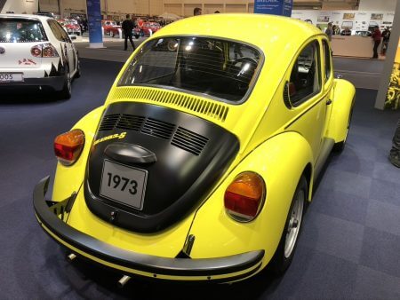 Dieses Foto zeigt das Heck eines VW Käfer-Oldtimers, der auf der Techno Classica ausgestellt wurde.