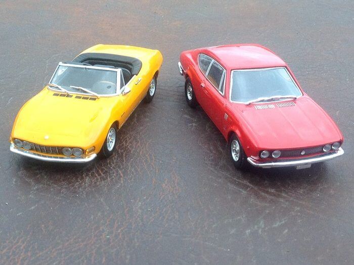 Dieses Foto zeigt Modelle des Hidden Classic Fiat Dino als Cabrio (Spider) und als Coupé.