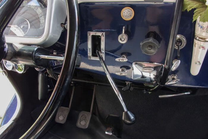 Dieses Foto zeigt das eingebaute Handgerät eines Citroen 11cv , der von der Firma Sodermanns fachgerecht für einen Menschen mit Bewegungseinschränkungen umgebaut wurde.