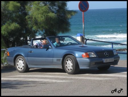 Dieses Foto zeigt einen Mercedes-Benz 500 SL (R129). - ein tolles Oldtimer-Cabrio.