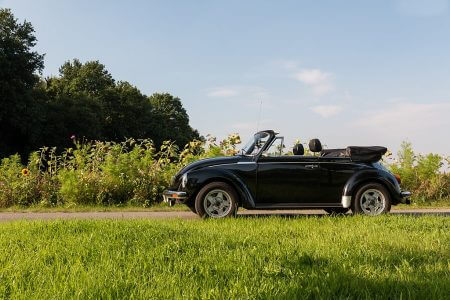 Dieses Foto zeigt ein VW Käfer Oldtimer Cabrio. VW Käfer gehören zu den beliebtesten Oldtimer Cabrios.