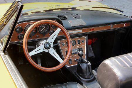 Dieses Foto zeigt den Innenraum des Hidden Classics Fiat Dino Spider-Oldtimers.
