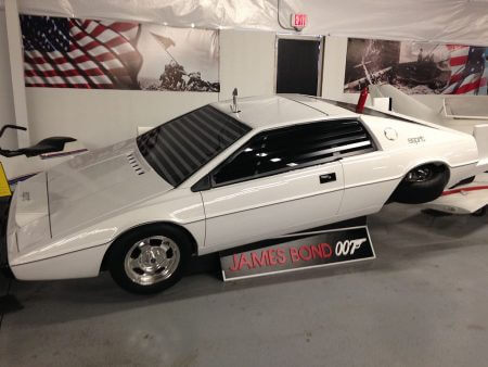 Dieses Foto zeigt den weißen Lotus Esprit-Oldtimer, den Roger Moore in "Der Spion, der mich liebte" fuhr.
