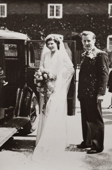 Dieses Foto zeigt einen Oldtimer bei einer historischen Hochzeit.