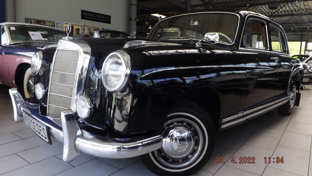 Dieses Foto zeigt den Mercedes-Benz 220 S, einen Oldtimer aus dem Jahr 1958, der aktuell bei My Next Classic zum Verkauf angeboten wird. Der 220 S – auch bekannt als W 180 II – war und ist ein Statussymbol, das gediegenen Luxus, Prestige und Erfolg verkörpert. Das qualitativ hochwertige Fahrzeug setzte einen neuen Maßstab an Komfort und Sicherheit. Der mit Zweivergaseranlage leistungsgesteigerte 6-Zylinder-Motor leistet 78 kW (106 PS) bei 5200/min und beschleunigt die 1350 kg schwere Limousine von 0 auf 100 km/h in 17 Sekunden. Die Höchstgeschwindigkeit liegt bei 160 km/h. Trotz großem Motor lässt sich der 220 S sehr wendig und sicher durch schnell gefahrene Kurven bewegen. Von März 1956 bis August 1959 wurden 55.279 Fahrzeuge hergestellt. Ein echtes Sammlerfahrzeug in Originalzustand!
