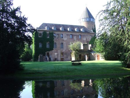 Dieses Foto zeigt Burg Brüggen., ein lohnendes Ziel bei einer Tour mit dem Oldtimer am Niederrhein.