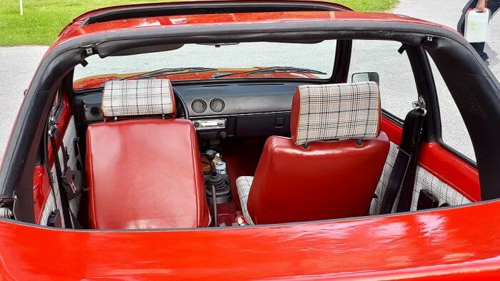 Dieses Foto zeigt einen Teil des Innenraums des Hidden Classic Opel Kadett Aero in rot .