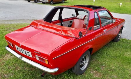 Dieses Foto zeigt den Hidden Classic Opel Kadett Aero in rot von hinten