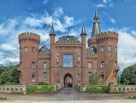 Dieses Foto zeigt Schloss Moyland, ein lohnendes Ziel bei einer Tour mit dem Oldtimer am Niederrhein.