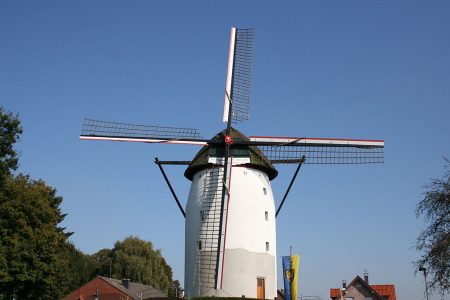 Dieses Foto zeigt die Steprather Mühle, ein lohnendes Ziel bei einer Tour mit dem Oldtimer am Niederrhein.