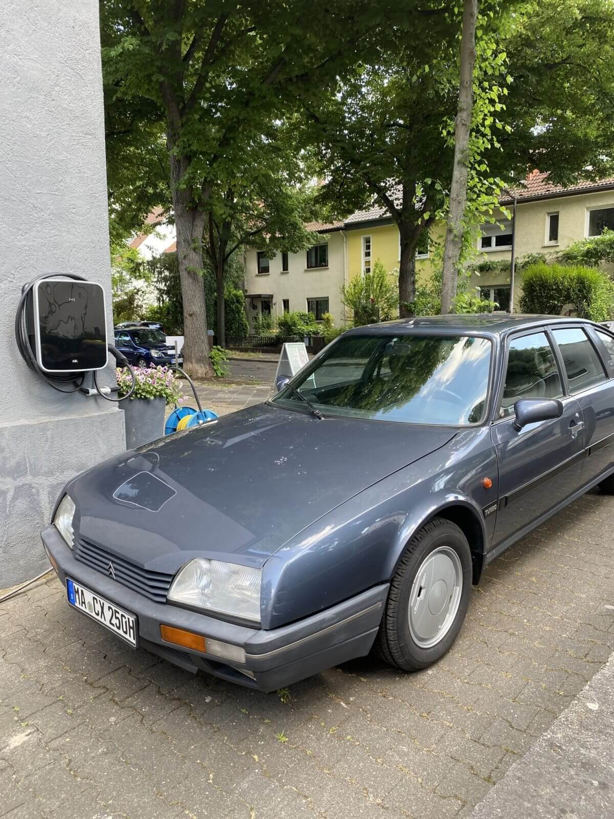 Dieses Foto zeigt den Citroën CX GTI Turbo 2, einen Oldtimer aus dem Jahr 1988, der aktuell bei My Next Classic zum Verkauf angeboten wird. Der derzeitige Besitzer hat einiges in Reparaturen investiert, so dass das Fahrzeug in einem guten Zustand ist. TÜV ist neu.
