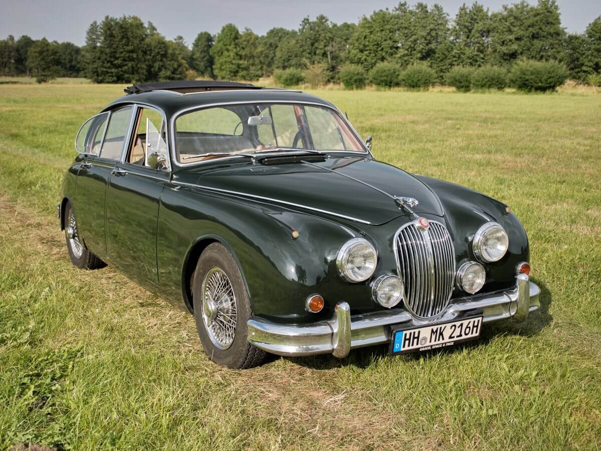 Dieses Foto zeigt den Jaguar Mk2 aus dem Jahr 1961, der aktuell bei My Next Classic zum Verkauf angeboten wird. Das Fahrzeug ist in einem guten Zustand, verfügt über ein Classic Data Gutachten und einem Jaguar Heritage Certificate. Nächste HU im Juli 2023.