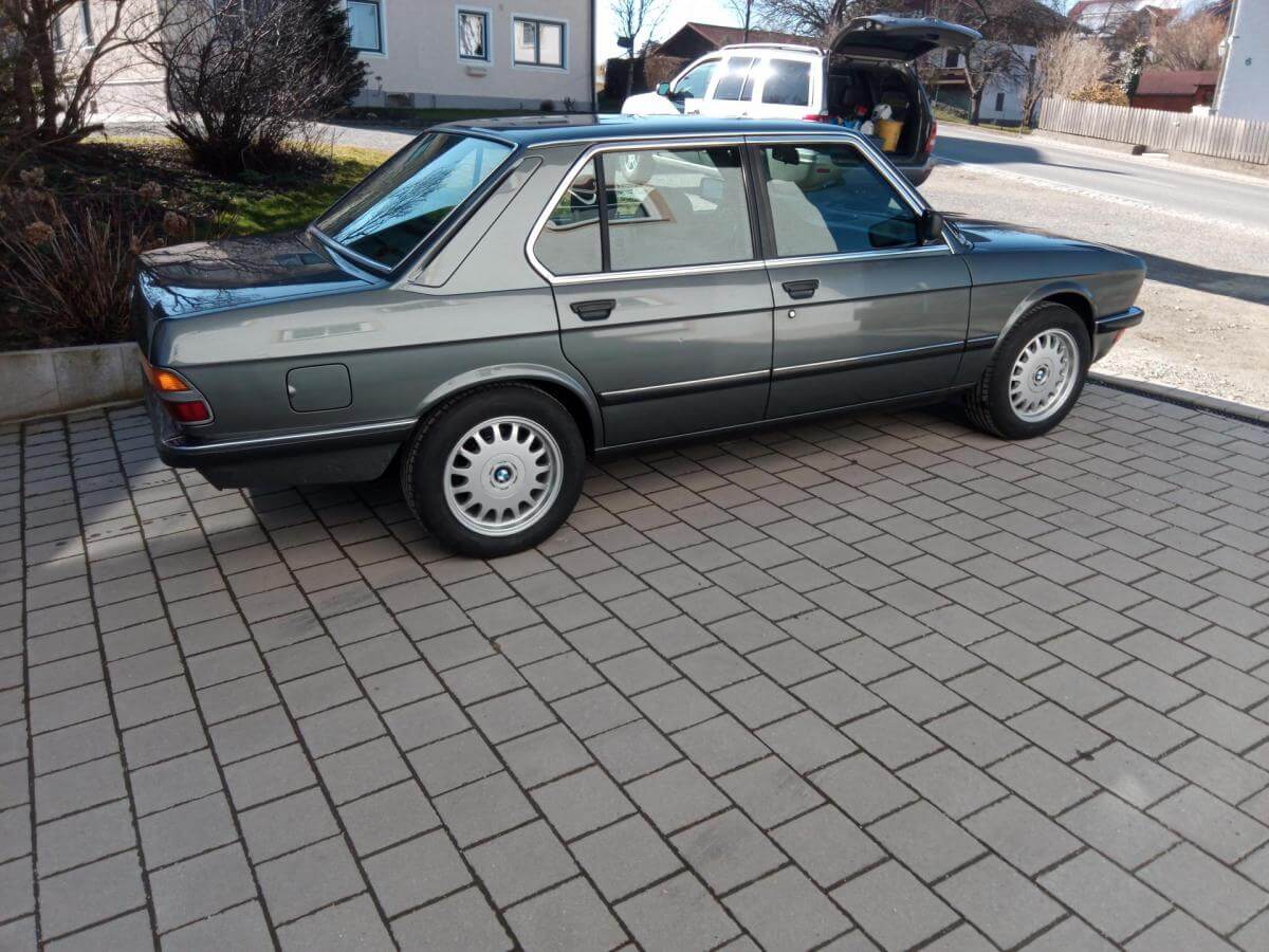 Dieses Foto zeigt den BMW 535i, einen Oldtimer aus dem Jahr 1986, der aktuell bei My Next Classic zum Verkauf angeboten wird. Das Fahrzeug hat erst 8.000 Km gelaufen, nur einen Vorbesitzer, eine Sonderausstattung und ist in einem unverbastelten Top-Zustand. Jetzt mitbieten!