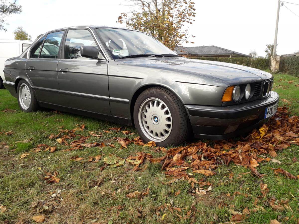 Dieses Foto zeigt den BMW E34 M30 3,8l Ventiler mit 290 PS. Restauriert. Jahrgang 1988. Das Fahrzeug wird aktuell bei My Next Classic zum Verkauf angeboten. Die komplette Historie ist vorhanden. H-Zulassung. Aus privater Sammlung. Jetzt mitbieten!
