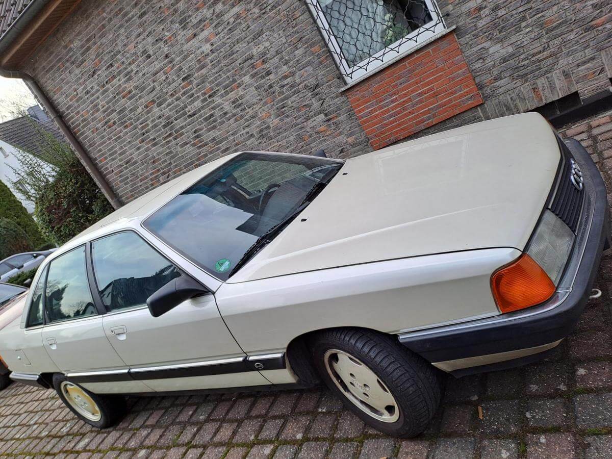 Dieses Foto zeigt den Audi 100 2,3 E, einen Oldtimer von 1990. Das Fahrzeug wurde innerhalb einer Familie von Generation zu Generation weitergegeben. Top Original-Zustand! 5-Zylinder Ottomotor. Original erhaltener Fund. Bieten Sie jetzt mit!