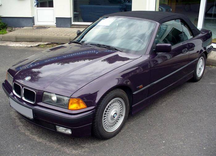 Dieses Foto zeigt ein violettes BMW 3er Cabrio (E36), das 2023 zum Oldtimer avanciert.
