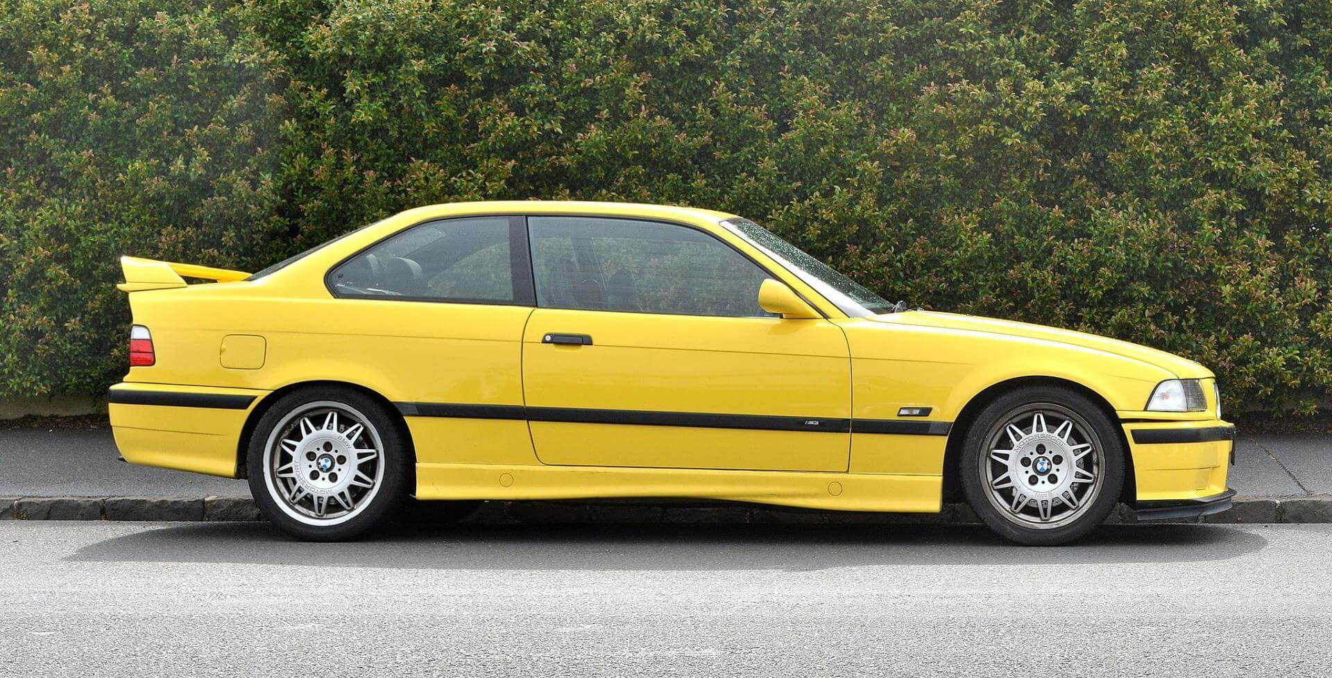 Dieses Foto zeigt einen gelben BMW M3, der 2023 zum Oldtimer avanciert.