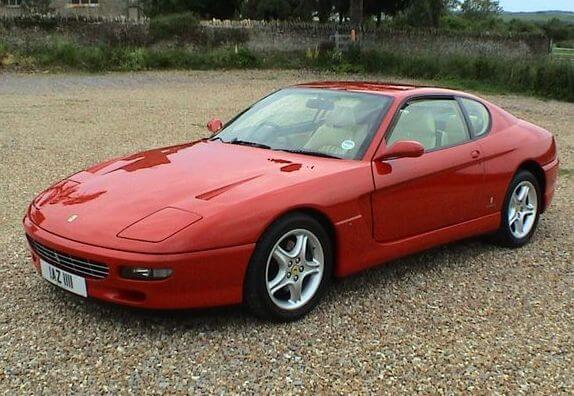 Dieses Foto zeigt einen roten Ferrari 456 GT, der 2023 zum Oldtimer avanciert.