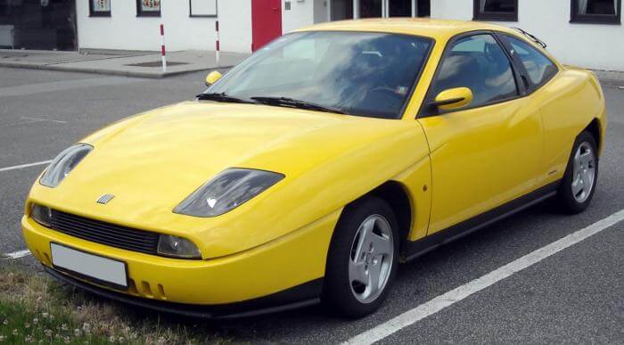 Dieses Foto zeigt ein gelbes Fiat Coupé, das 2023 zum Oldtimer avanciert.