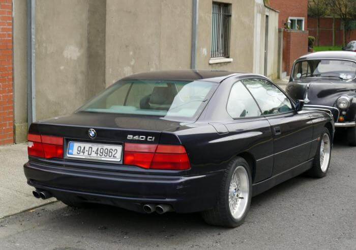 Dieses Foto zeigt einen schwarzen BMW 840Ci, der 2023 zum Oldtimer avanciert.