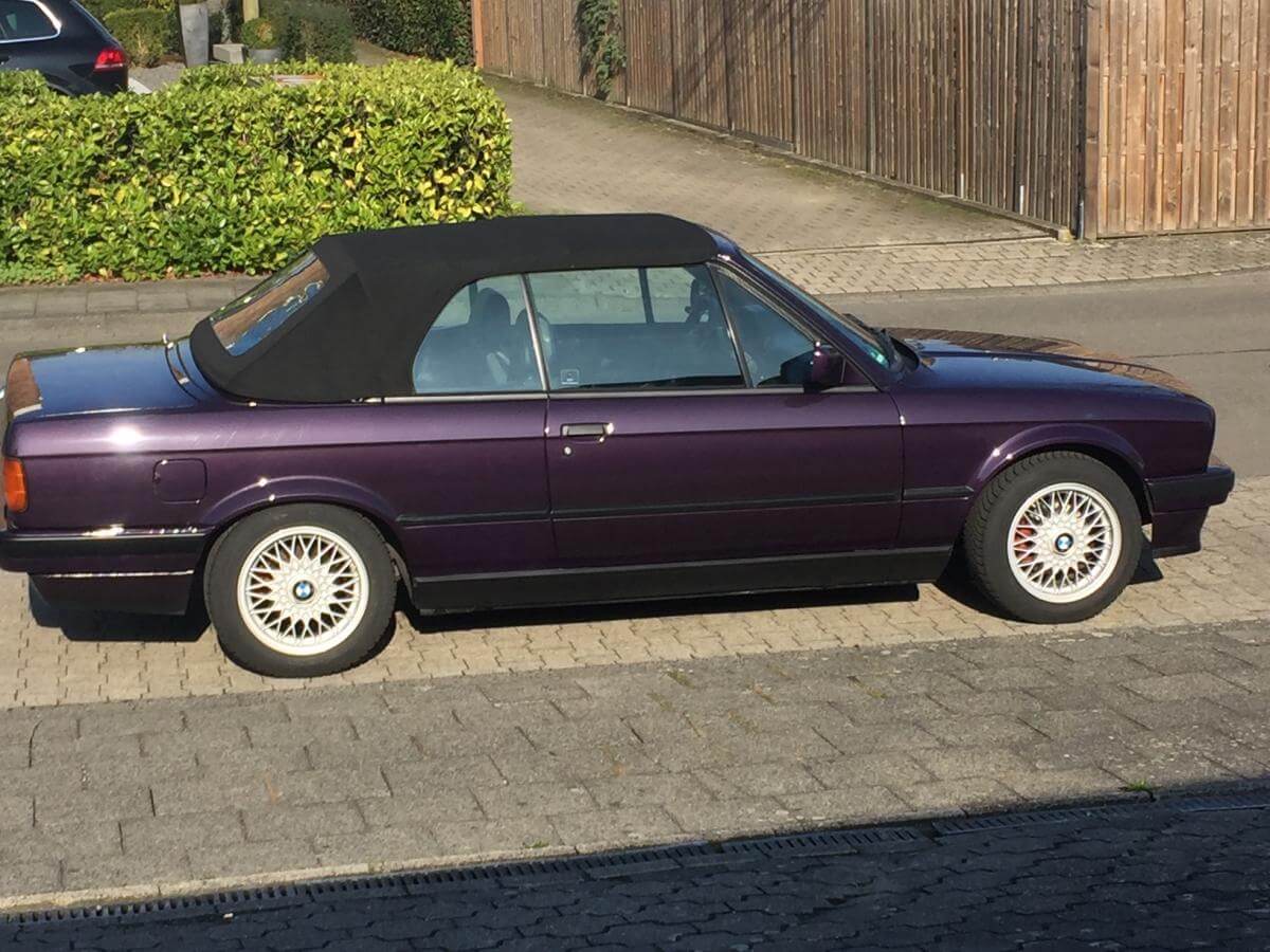 Dieses Foto zeigt den BMW 318i, einen Oldtimer aus dem Jahr 1993, der aktuell bei My Next Classic zum Verkauf angeboten wird. Das Fahrzeug ist bereits umfangreich restauriert und in einem guten Zustand. Design Edition! Gute Dokumentation vorhanden. Jetzt mitbieten!