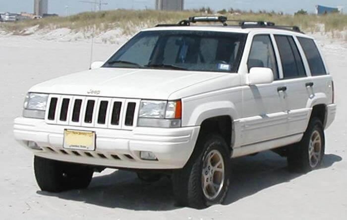 Dieses Foto zeigt einen weißen Jeep Grand Cherokee, der 2023 zum Oldtimer avanciert.