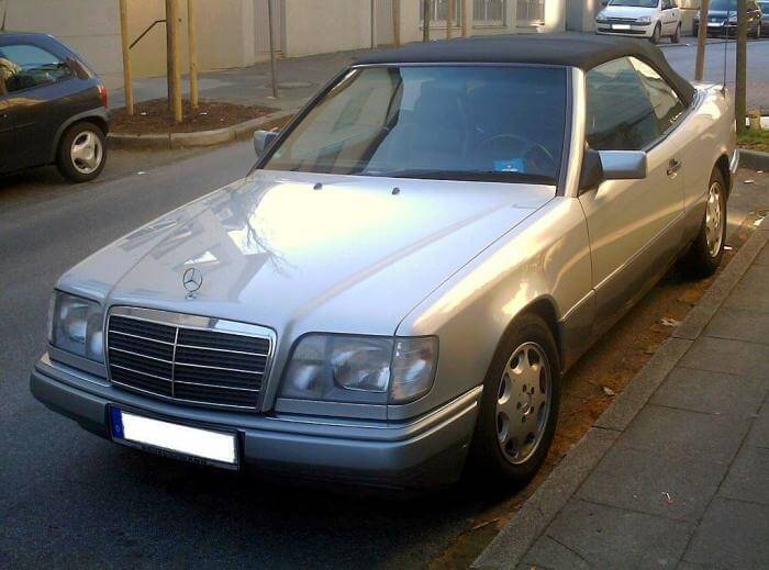 Dieses Foto zeigt einen silbernen Mercedes W124, der 2023 zum Oldtimer avanciert.