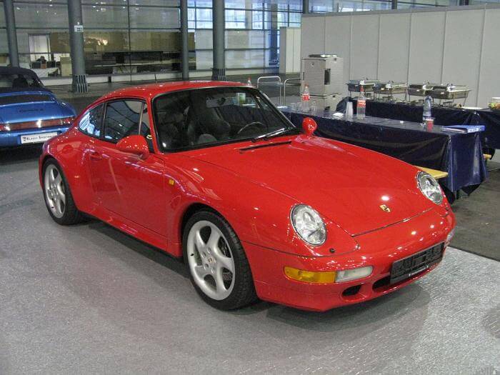 Dieses Foto zeigt einen roten Porsche 911 Carrera (993), der 2023 zum Oldtimer avanciert.