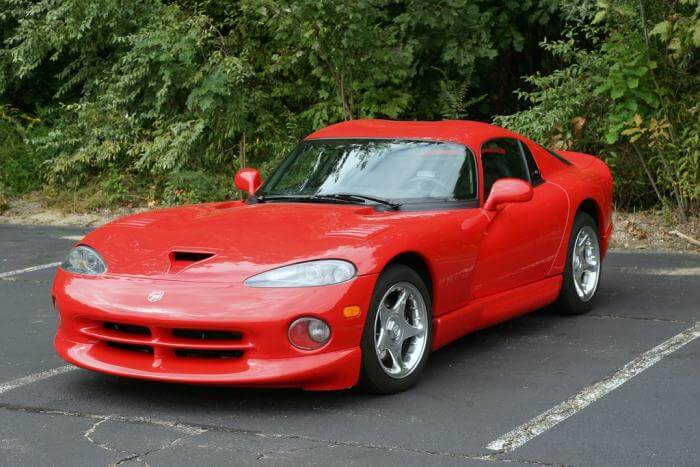 Dieses Foto zeigt ein rotes Dodge GTS Coupé, das 2023 zum Oldtimer avanciert.