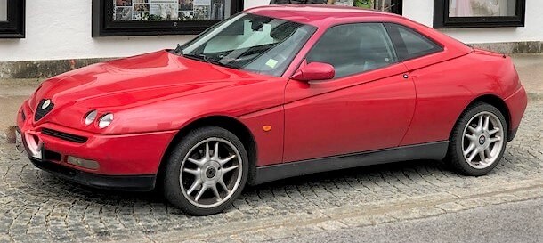 Dieses Foto zeigt einen Alfa Romeo GTV, einen Youngtimer aus dem Jahr 1995, der bald zum Oldtimer avanciert. Günstige Möglichkeit einen fahrbereiten und sportlichen Alfa Romeo GTV zu ersteigern. Das Coupé ist im Originalzustand. Jetzt mitbieten!