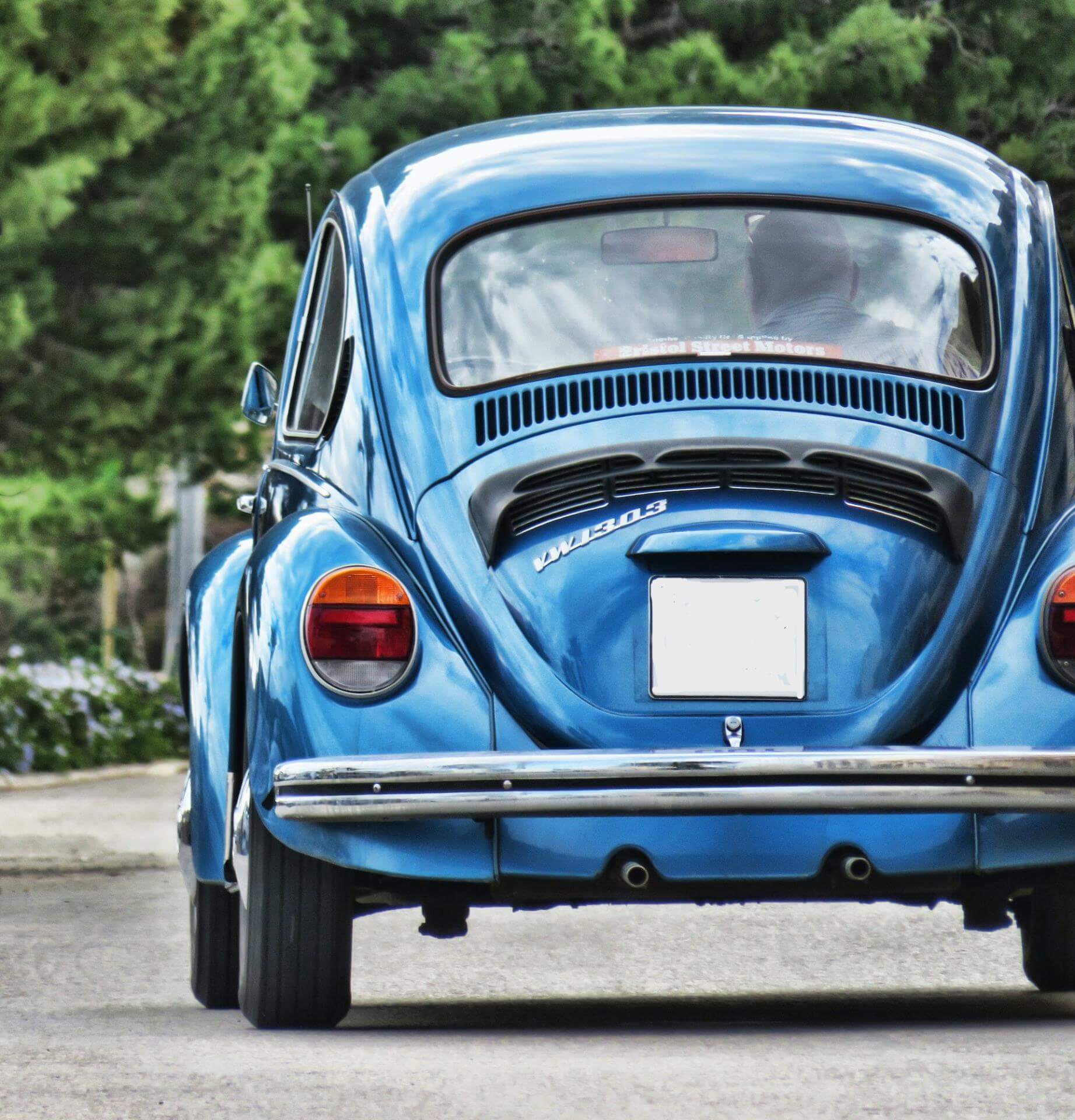blauer VW Käfer Oldtimer