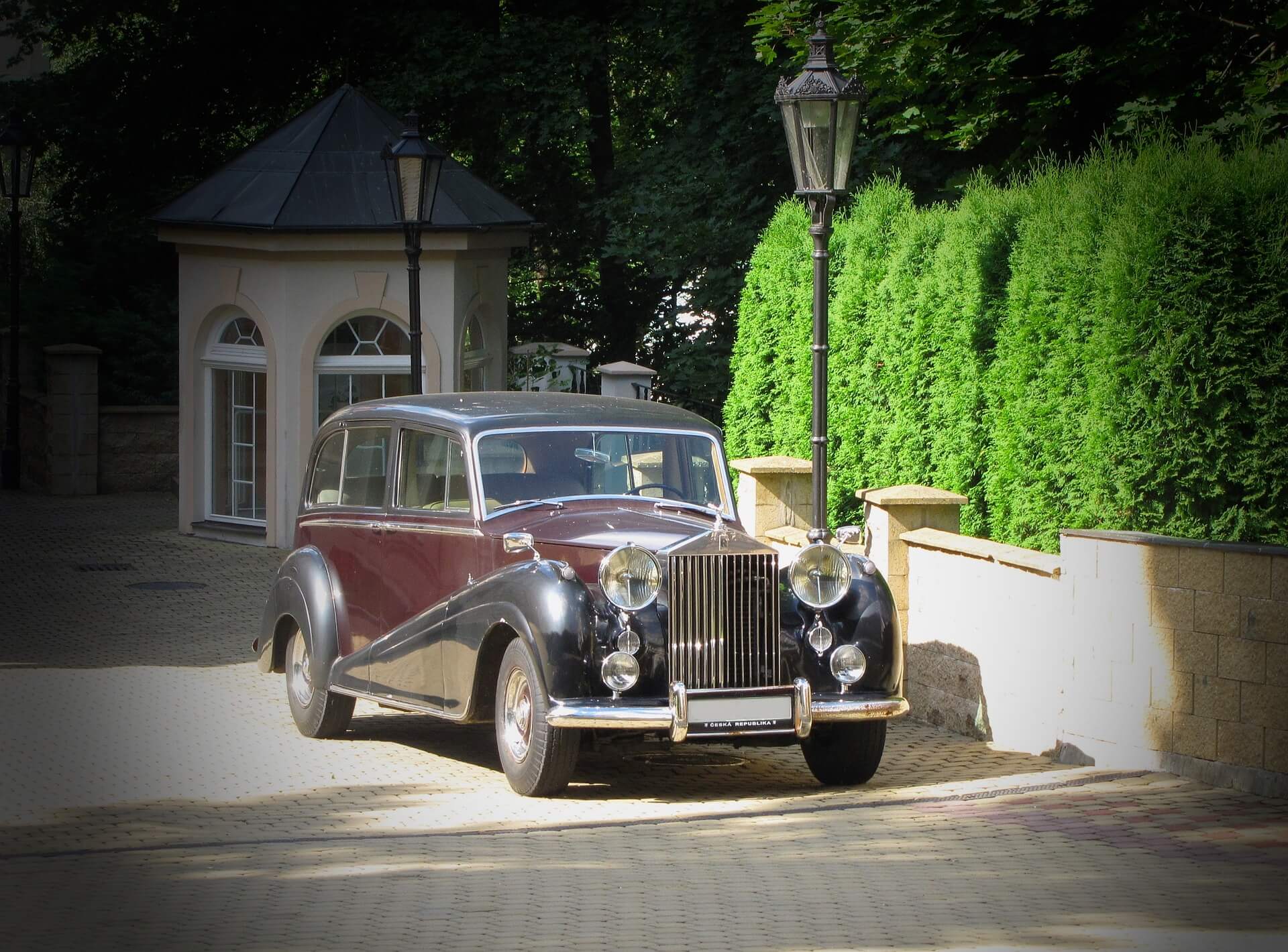 Rolls-Royce Oldtimer vor herrschaftlicher Kulisse