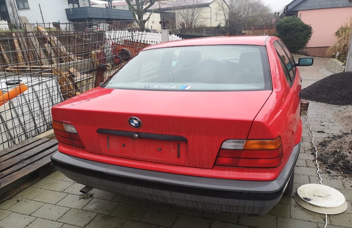 Dieses Foto zeigt den BMW 318i, einen Oldtimer aus dem Jahr 1991, der aktuell bei My Next Classic zum Verkauf angeboten wird. Das Fahrzeug ist nicht fahrbereit, bietet aber eine günstige Gelegenheit für Bastler an Teile zu kommen. Ein Katalysator ist vorhanden Jetzt mitbieten!