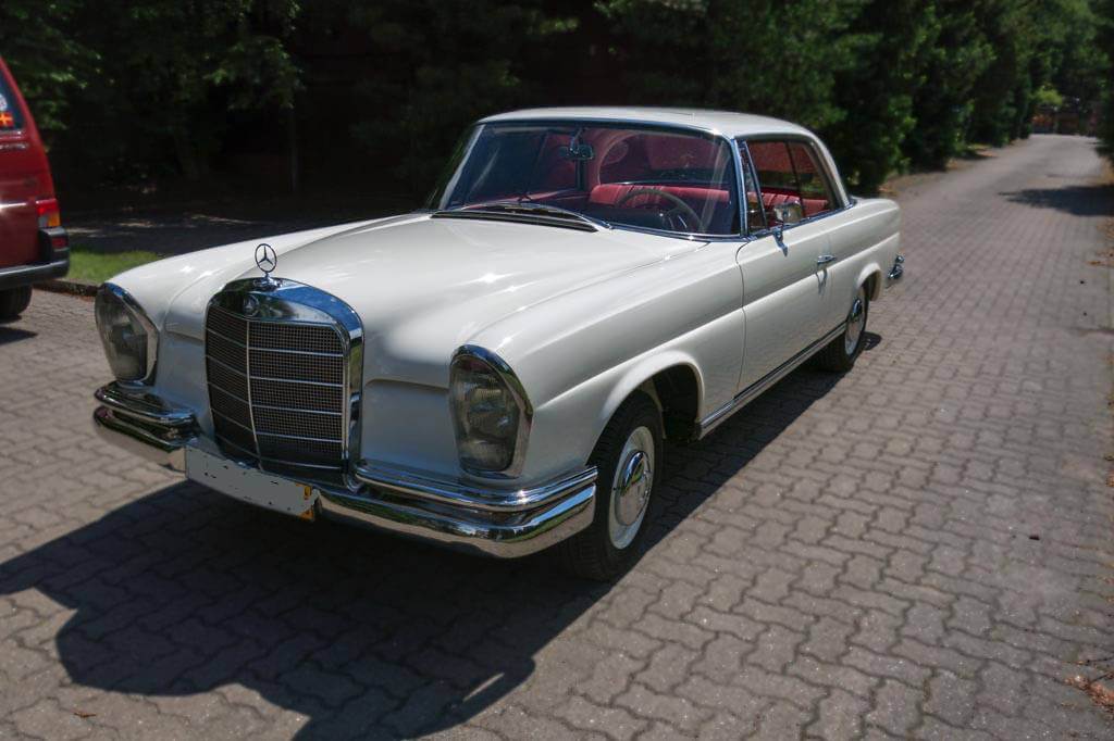 Dieses Foto zeigt den Mercedes-Benz 220SEb Oldtimer von 1965, der aktuell bei My Next Classic zum Verkauf angeboten wird. Der Oldtimer ist aufwendig restauriert, Zustand 1-. Seltene Sonderausstattungen, Eleganz pur. Erfüllen Sie sich Ihren Oldtimer-Traum!