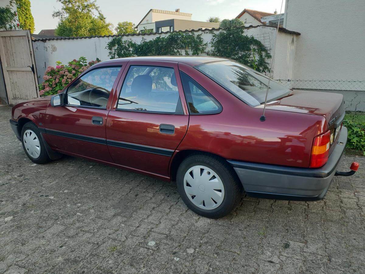 Dieses Foto zeigt den Opel Vectra, einen Oldtimer aus dem Jahr 1992, der aktuell bei My Next Classic zum Verkauf angeboten wird. Das Garagen-Fahrzeug ist top gepflegt, hat neu TÜV, ein Oldtimer-Gutachten ist vorhanden und der Tachostand beträgt nur 78.000 Km! Das Fahrzeug hatte außerdem bislang nur einen Besitzer. Selten! Bieten Sie jetzt mit!