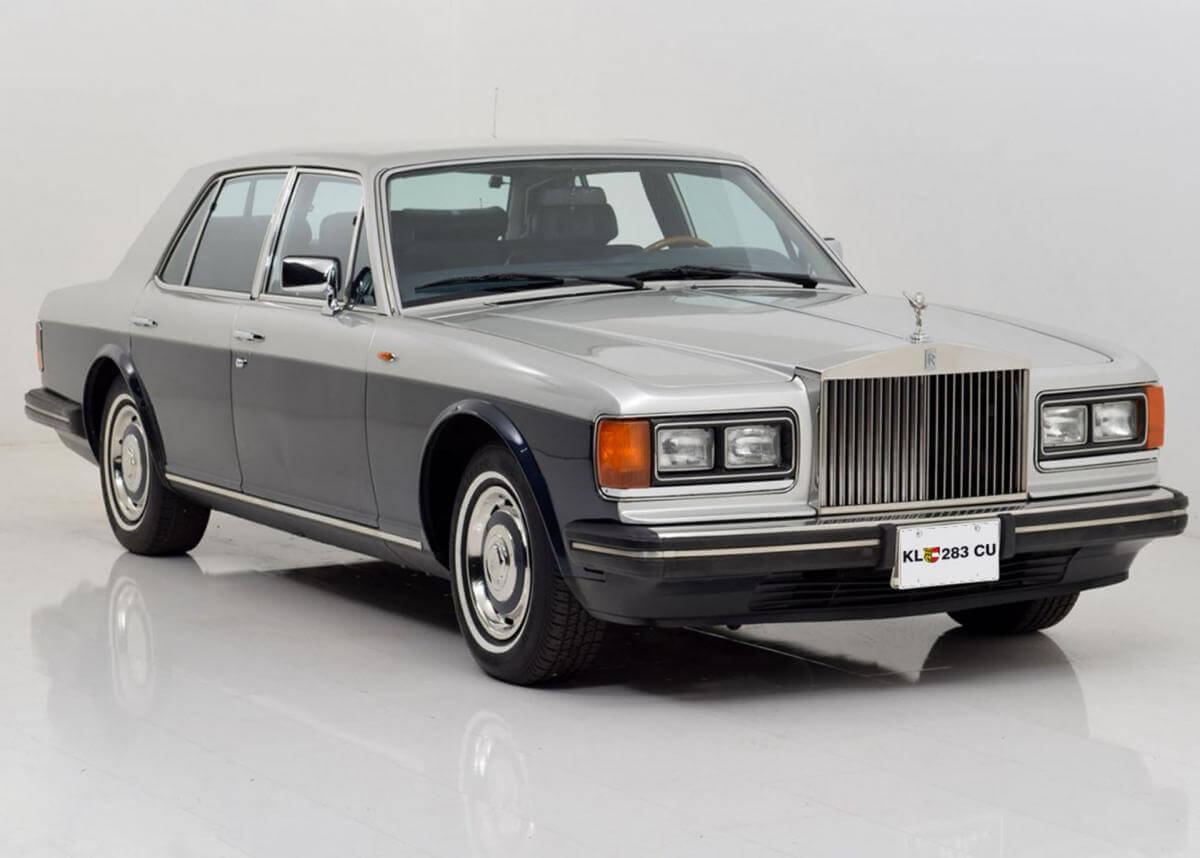 Dieses Foto zeigt den Rolls-Royce Silver Spirit, einen Oldtimer aus dem Jahr 1981, der aktuell bei My Next Classic zum Verkauf angeboten wird. Das Fahrzeug ist in einem guten Zustand, bietet einige luxuriöse Extras und ist ein Rechtslenker. Es handelt sich um ein begehrtes Sammlerstück! Bieten Sie jetzt mit!