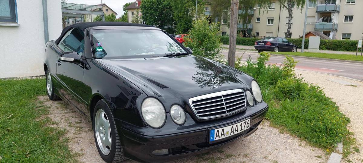 Dieses Foto zeigt den Mercedes-Benz CLK 230 K Cabrio, einen Youngtimer aus dem Jahr 2000. Das Fahrzeug ist Checkheft gepflegt, der TÜV ist neu und es ist lt. dem Gutachten in einem guten Originalzustand (2-). Bieten Sie jetzt mit!