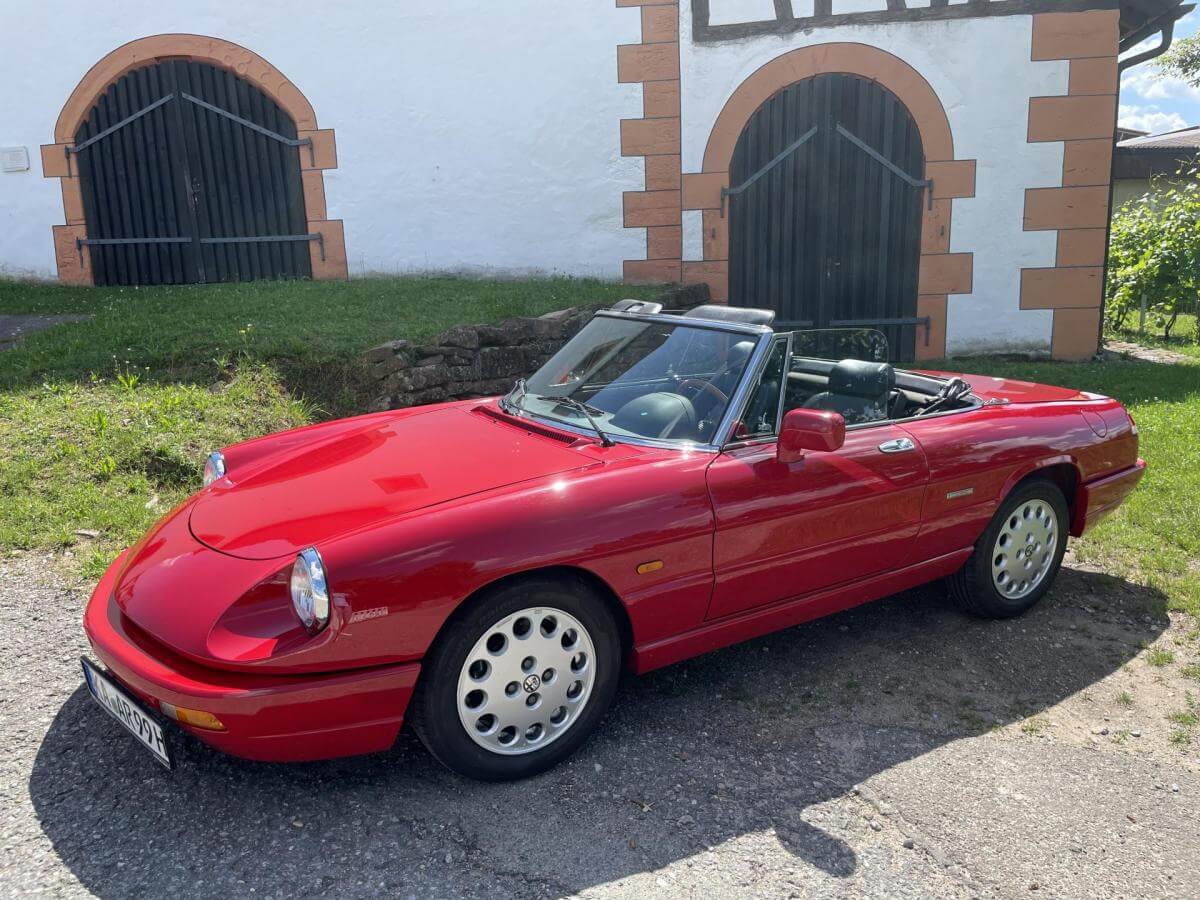 Dieses Foto zeigt den Alfa Romeo Spider 2.0, Serie 4, Typ 105/115 einen Oldtimer von 1992. Das Fahrzeug ist bereits restauriert, ist in einem top Zustand (Gutachten Note 1-) besitzt ein H-Kennzeichen und bietet einige Extras! Bieten Sie jetzt mit!