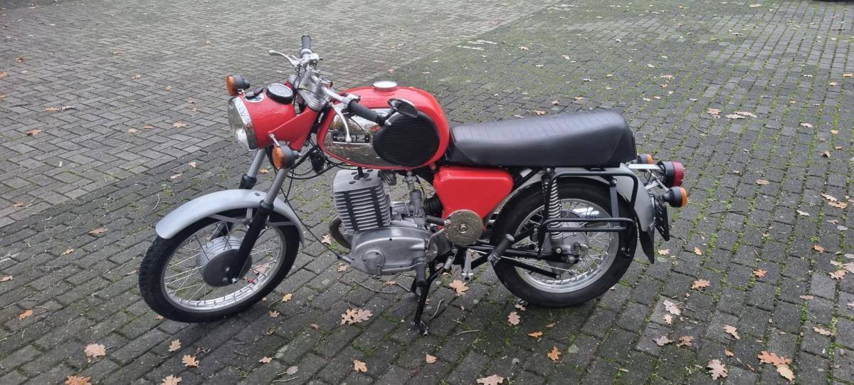 Dieses Foto zeigt das MZ TS 250/1 Motorrad von 1980 in einem guten Zustand. Das Motorrad ist aus 2. Hand, besitzt TÜV und Papiere und einen 5-Gang Motor. Bieten Sie jetzt mit.