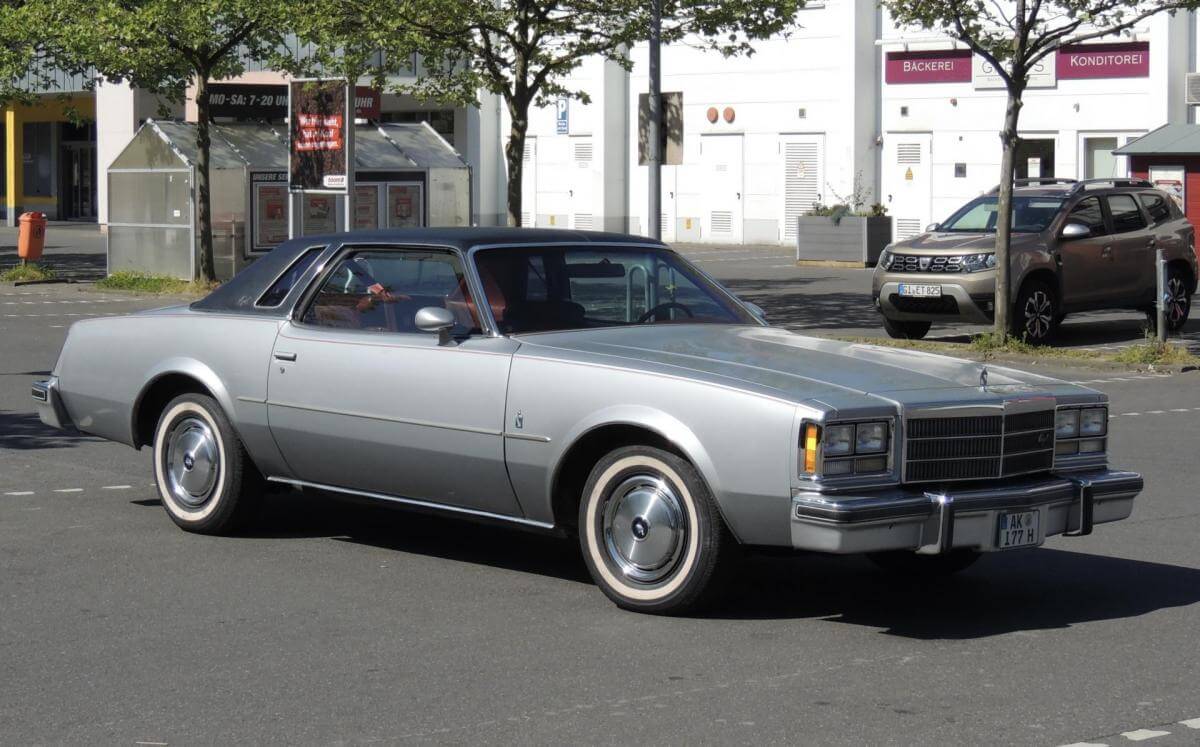 Dieses Foto zeigt den Buick Regal Coupé, einen Oldtimer von 1977. Das Fahrzeug ist in einem guten Zustand, aus 1. Hand, besitzt einen V8 Motor und ein Automatik Getriebe, ein H-Kennzeichen und TÜV. Bieten Sie jetzt mit!
