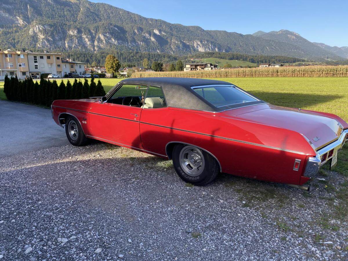 Dieses Foto zeigt den Chevrolet Impala SS, einen Oldtimer von 1969. Das Fahrzeug ist bereits restauriert, besitzt einen getunten 5,7 Liter V8 Motor mit 275 PS und bietet einige Extras. Bieten Sie jetzt mit!